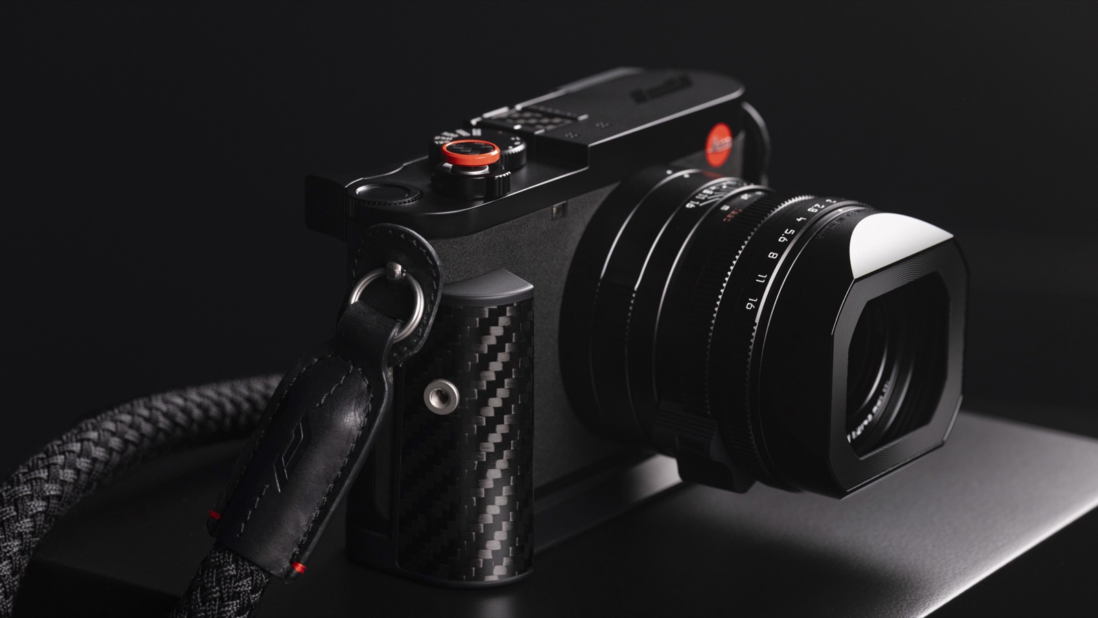 카본 파이버 핸드그립과 빨간 테두리 소프트 릴리즈를 단 Leica Q3 43 Formula 1 Edition