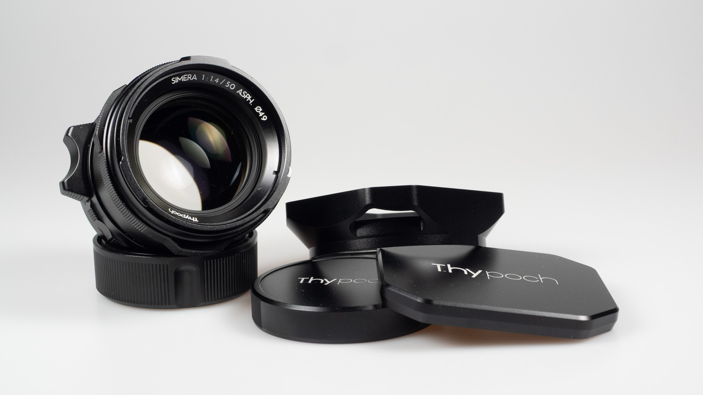 Thypoch Simera 50/1.4와 후드, 앞뒤 캡