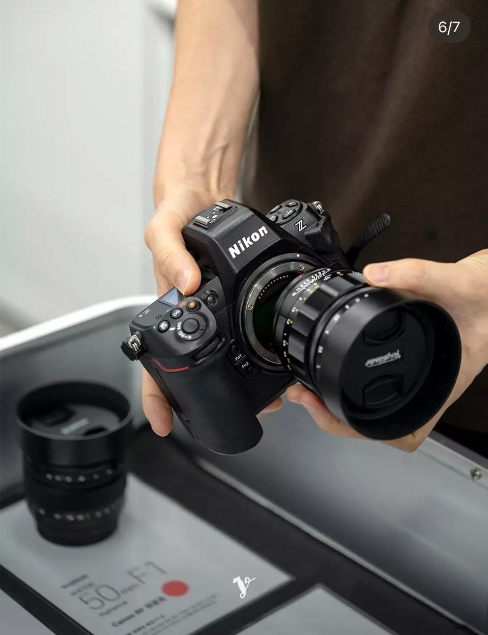 Nikon Z 바디에 보이그랜더 렌즈를 물려 보는 모습